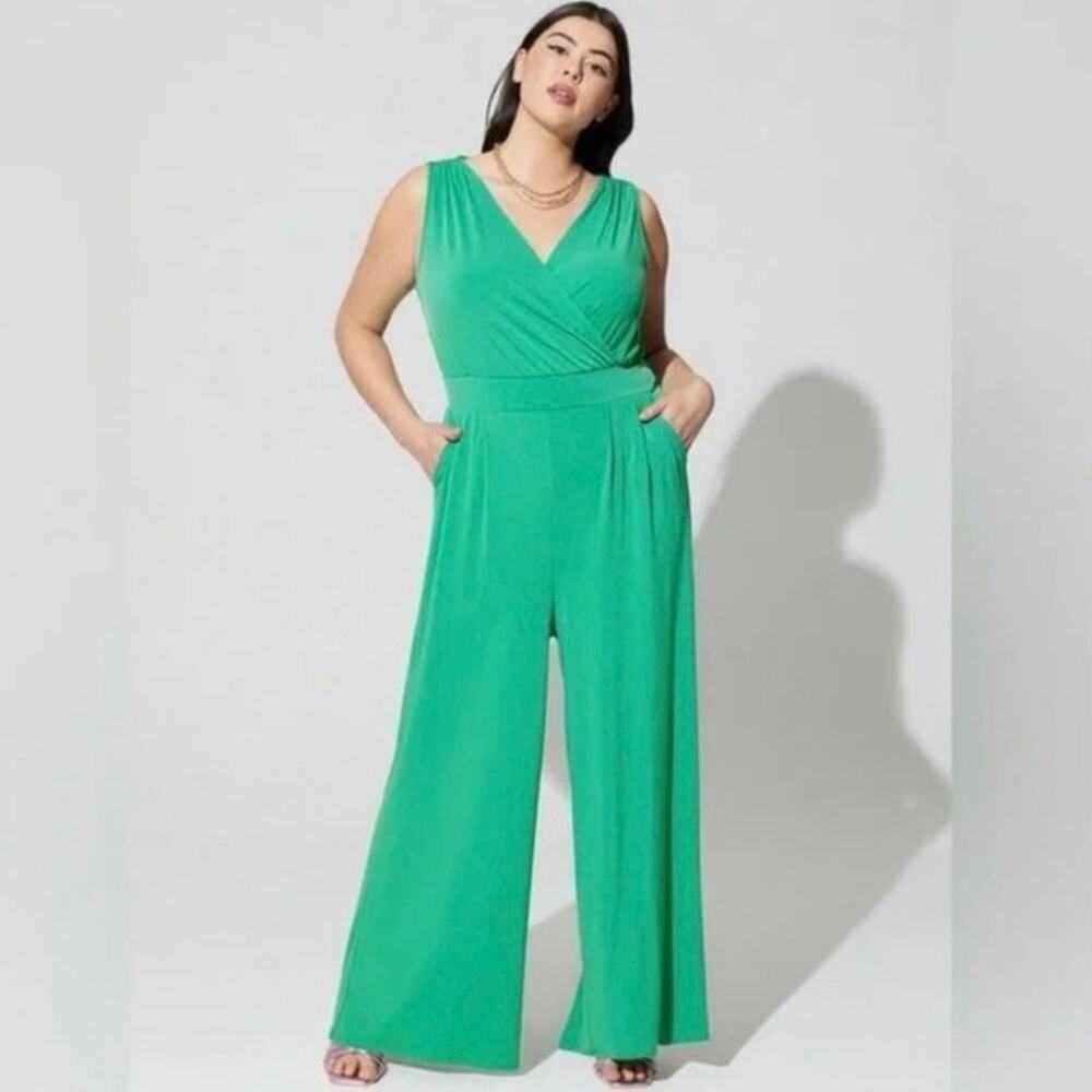 Torrid Size 2 Emerald Green Wide Leg Jumpsuit Sleeveless V Neck Pockets